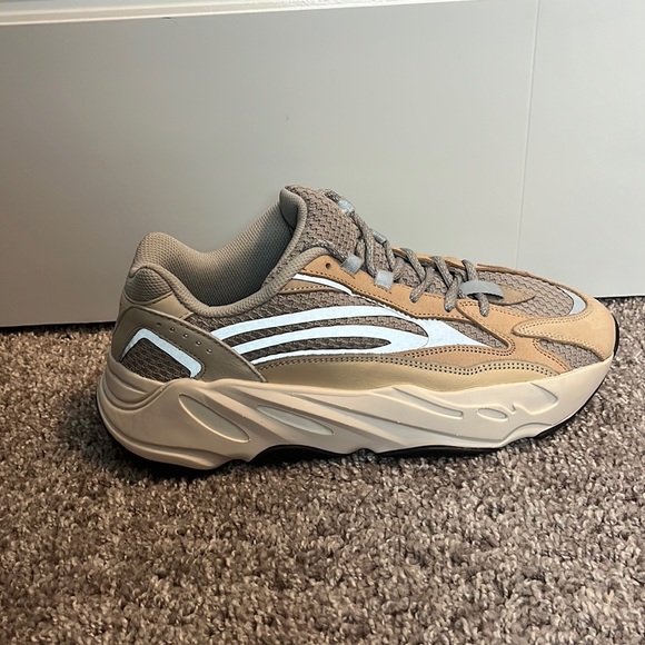 YEEZY BOOST 700 V2 ‘CREAM’ - Picture 1 of 7